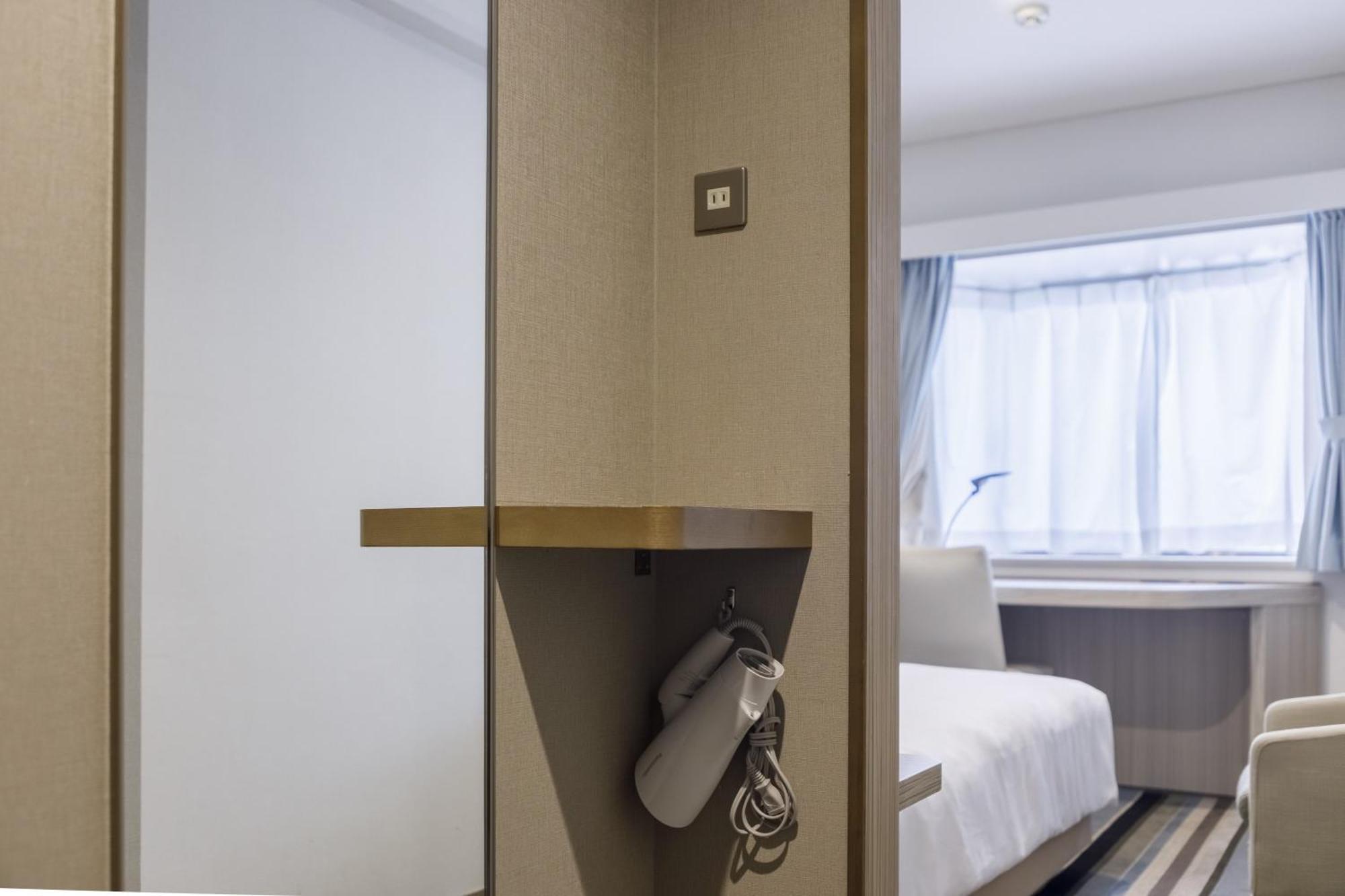 Small Double Room Lounge Access ＆ Complimentary Light Non-Smoking